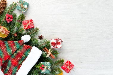 Noel kartı. Hediye kutuları, Noel ağacı ve beyaz arka planda Noel süslemeleri. Üst görünüm.