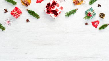 Noel kartı. Hediye kutuları, Noel ağacı ve beyaz arka planda Noel süslemeleri. Üst görünüm.