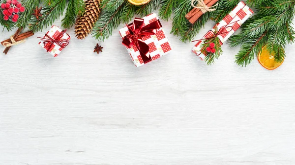 Cartão Natal Caixas Presente Árvore Natal Decorações Natal Fundo Branco — Fotografia de Stock