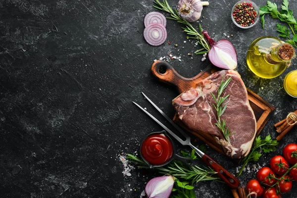 Nyers Bone Steak Fehér Asztalon Első Látásra Szabad Hely Szövegnek — Stock Fotó
