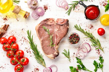 Beyaz ahşap masada çiğ biftek. Üst Manzara. Metnin için boş yer.