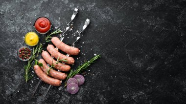 Biberiye ve sebzeli çiğ domuz sosisi. Üst Manzara. Metnin için boş yer.