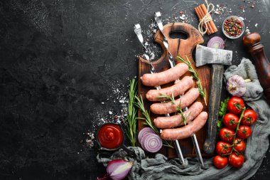 Biberiye ve sebzeli çiğ domuz sosisi. Üst Manzara. Metnin için boş yer.