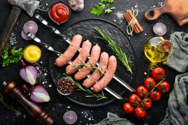 Biberiye ve sebzeli çiğ domuz sosisi. Üst Manzara. Metnin için boş yer.