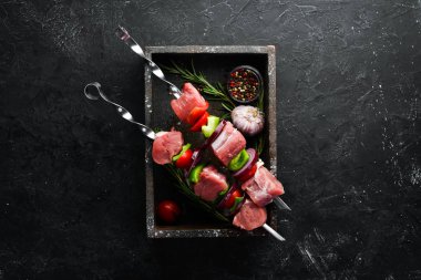 Biberiye ve sebzeli çiğ dana kebabı. Üst Manzara. Metnin için boş yer.