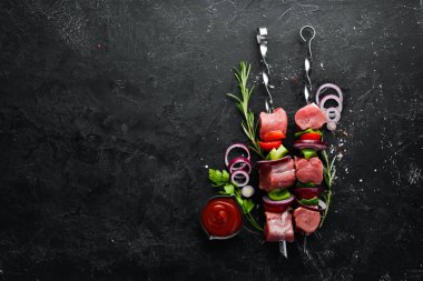 Biberiye ve sebzeli çiğ dana kebabı. Üst Manzara. Metnin için boş yer.