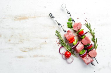 Biberiye ve sebzeli çiğ dana kebabı. Üst Manzara. Metnin için boş yer.