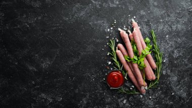 Biberiye ve sebzeli çiğ sosis. Üst Manzara. Metnin için boş yer.