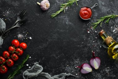 Siyah taş pişirme arka planı. Baharat ve sebze. Üst Manzara. Metnin için boş yer.