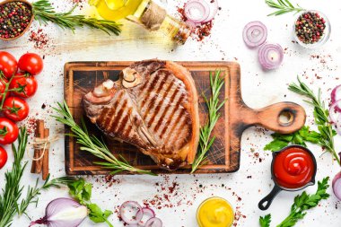 Biberiye ve baharatla ızgara biftek. Üst Manzara. Metnin için boş yer.