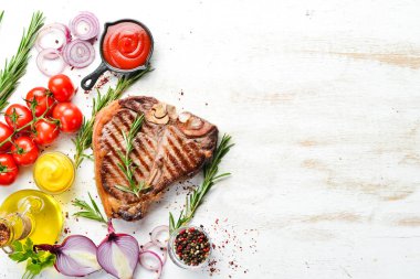 Biberiye ve baharatla ızgara biftek. Üst Manzara. Metnin için boş yer.