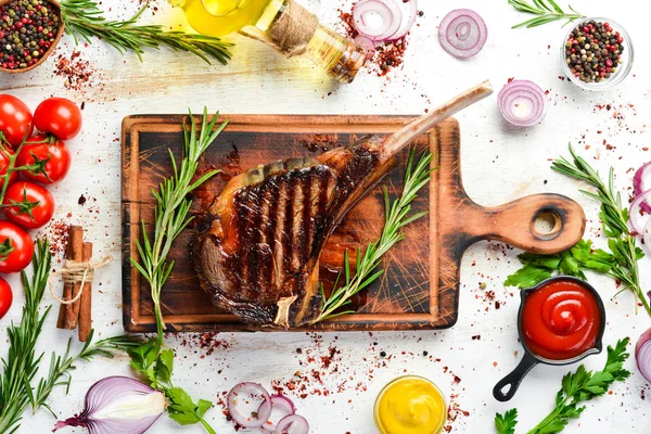 Tomahawk Steak Csonton Rozmaringgal Fűszerekkel Grillezve Első Látásra Szabad Hely — Stock Fotó