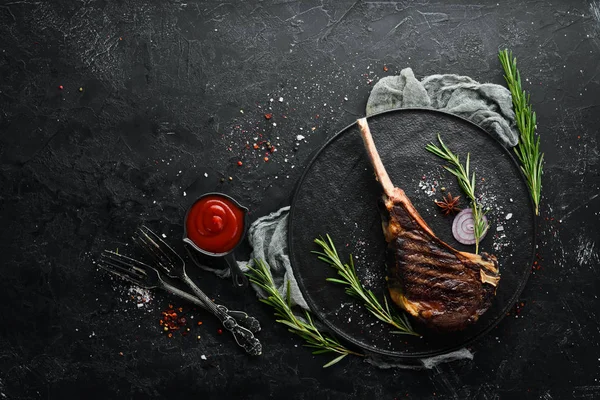 Steak Tomahawk Kosti Grilovaný Rozmarýnem Kořením Horní Pohled Volné Místo — Stock fotografie