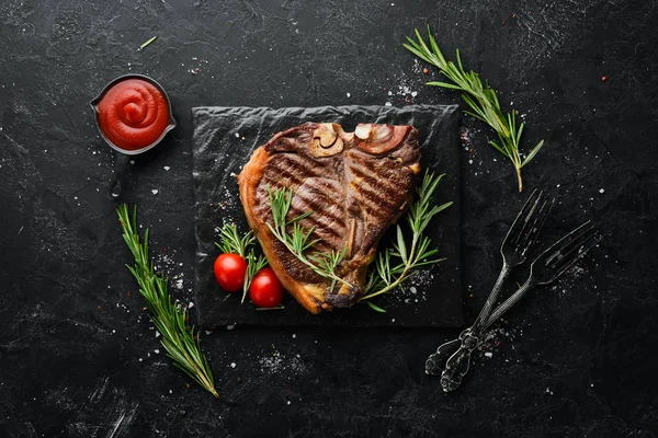 Bone Steak Gegrillt Mit Rosmarin Und Gewürzen Ansicht Von Oben — Stockfoto