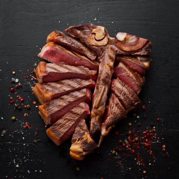 Filete Ternera Asado Rodajas Con Romero Especias Vista Superior Espacio — Foto de Stock