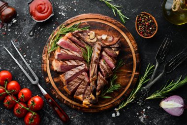 Biberiye ve baharatla dilimlenmiş dana biftek. Üst Manzara. Metnin için boş yer.