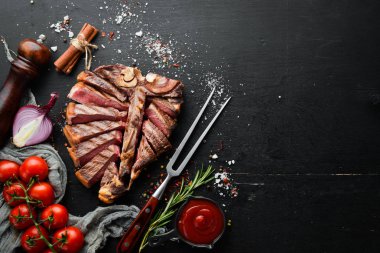 Biberiye ve baharatla dilimlenmiş dana biftek. Üst Manzara. Metnin için boş yer.