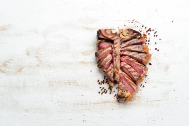 Biberiye ve baharatla dilimlenmiş dana biftek. Üst Manzara. Metnin için boş yer.