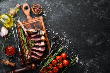 Biberiye ve baharatlı ızgara biftek. Üst Manzara. Metnin için boş yer.