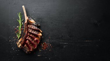 Biberiye ve baharatlı ızgara biftek. Üst Manzara. Metnin için boş yer.
