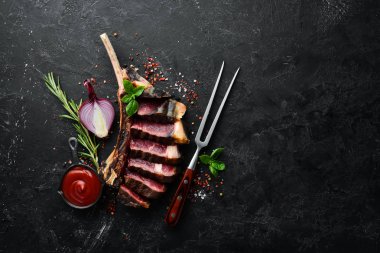 Biberiye ve baharatlı ızgara biftek. Üst Manzara. Metnin için boş yer.