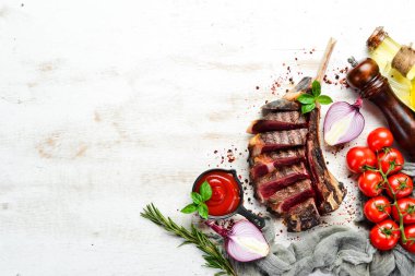 Biberiye ve baharatlı ızgara biftek. Üst Manzara. Metnin için boş yer.
