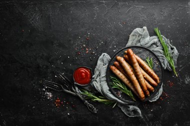 Biberiye ve baharatlı ızgara sosis. Üst Manzara. Metnin için boş yer.