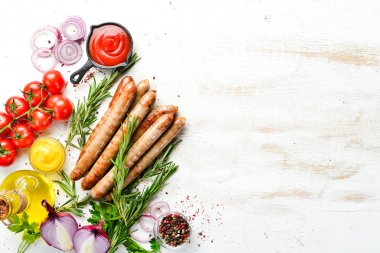 Biberiye ve baharatlı ızgara sosis. Üst Manzara. Metnin için boş yer.