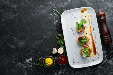 Dana madalyonu. Pastırmalı dana eti tabakta. Üst Manzara. Boş kopyalama alanı.