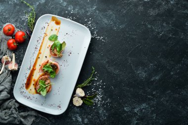 Dana madalyonu. Pastırmalı dana eti tabakta. Üst Manzara. Boş kopyalama alanı.