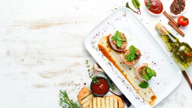 Dana madalyonu. Pastırmalı dana eti tabakta. Üst Manzara. Boş kopyalama alanı.