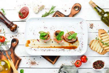 Dana madalyonu. Pastırmalı dana eti tabakta. Üst Manzara. Boş kopyalama alanı.