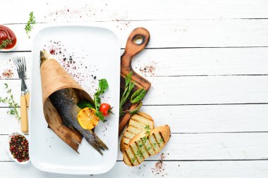 Tabakta pişmiş deniz kabuğu balığı. Üst Manzara. Boş kopyalama alanı.