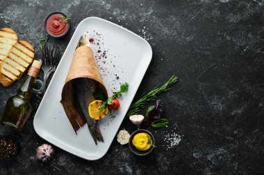 Tabakta pişmiş deniz kabuğu balığı. Üst Manzara. Boş kopyalama alanı.