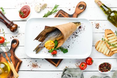 Tabakta pişmiş deniz kabuğu balığı. Üst Manzara. Boş kopyalama alanı.