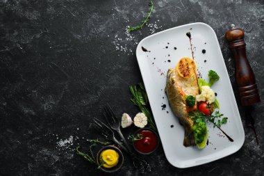 Tabakta sebzeli fırında alabalık filetosu. Üst Manzara. Boş kopyalama alanı.