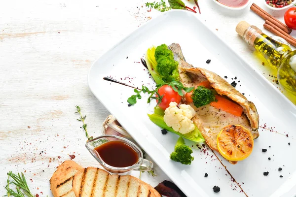 Tabakta sebzeli fırında alabalık filetosu. Üst Manzara. Boş kopyalama alanı.