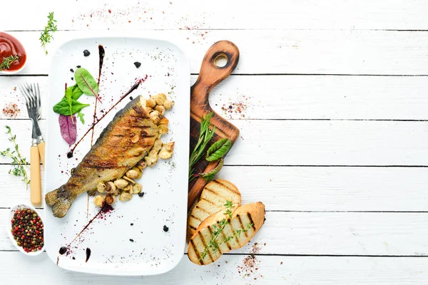 stock image Grilled trout with mushrooms on a plate. Top view. Free copy space.