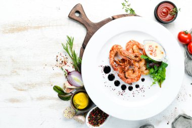 Tabakta soslu ızgara karides. Üst Manzara. Boş kopyalama alanı.
