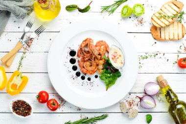 Tabakta soslu ızgara karides. Üst Manzara. Boş kopyalama alanı.