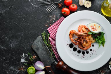 Tabakta soslu ızgara karides. Üst Manzara. Boş kopyalama alanı.