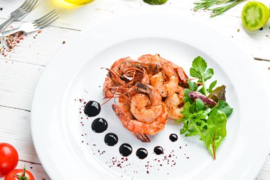 Tabakta soslu ızgara karides. Üst Manzara. Boş kopyalama alanı.