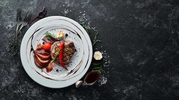 Bife Vitela Suculento Com Pimenta Pêra Prato Vista Superior Espaço — Fotografia de Stock