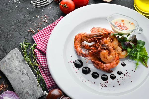 Crevettes Grillées Avec Sauce Sur Une Assiette Vue Dessus Espace — Photo