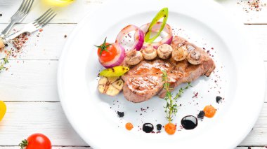 Tabakta soslu ızgara domuz bifteği. Üst Manzara. Boş kopyalama alanı.