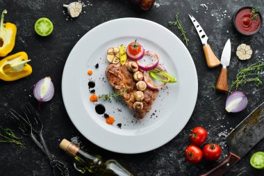 Tabakta soslu ızgara domuz bifteği. Üst Manzara. Boş kopyalama alanı.