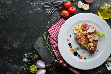 Tabakta soslu ızgara domuz bifteği. Üst Manzara. Boş kopyalama alanı.