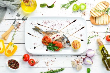 Soslu ve sebzeli ızgara Dorado balığı. Üst Manzara. Boş kopyalama alanı.