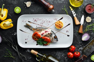 Soslu ve sebzeli ızgara Dorado balığı. Üst Manzara. Boş kopyalama alanı.