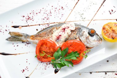 Soslu ve sebzeli ızgara Dorado balığı. Üst Manzara. Boş kopyalama alanı.